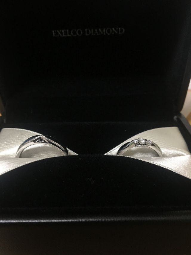 横からのデザインがとても可愛いエリザベートという指輪です。