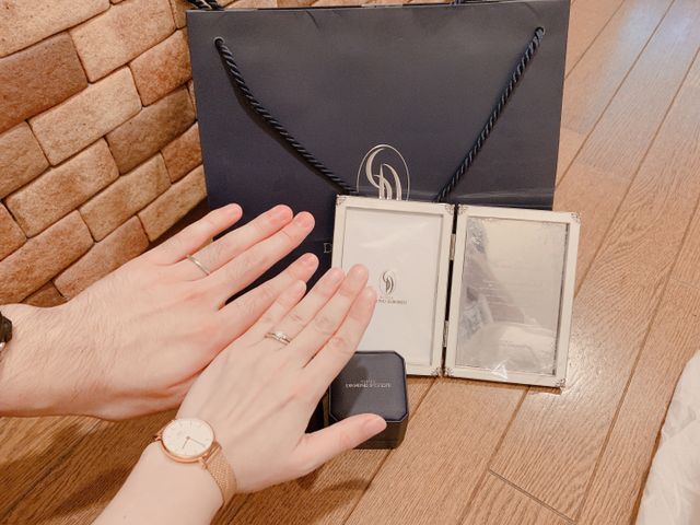 自宅で、出来上がった指輪をつけて写真を撮りました。