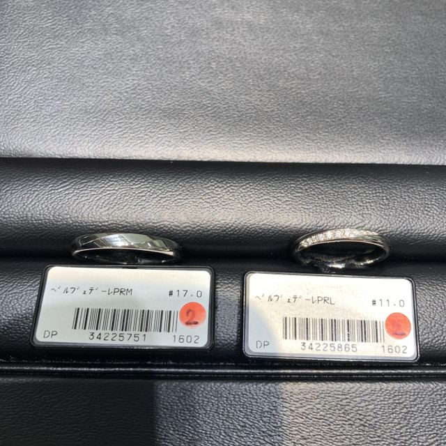 ゆるやかなカーブにダイヤがしきつめられて女性らしいデザイン。