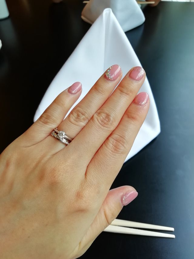 重ねづけしている上の指輪が、婚約指輪です。