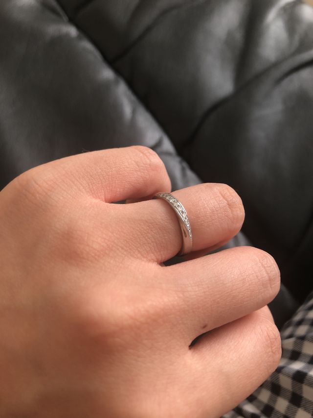 シルバーのメラダイヤが付いています。