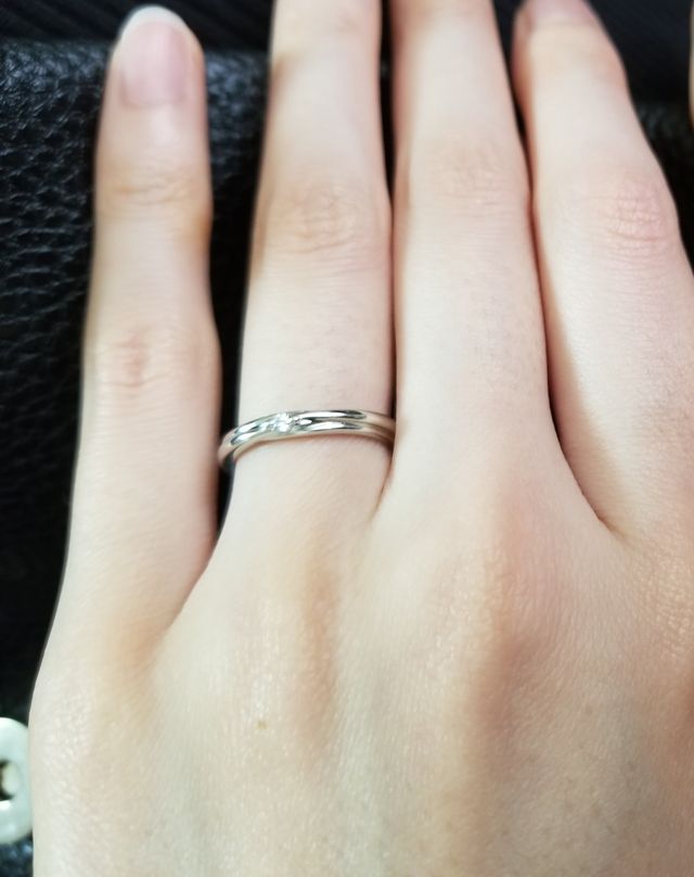シンプルなダイヤ1石ですが十分キラキラしてくれています。
