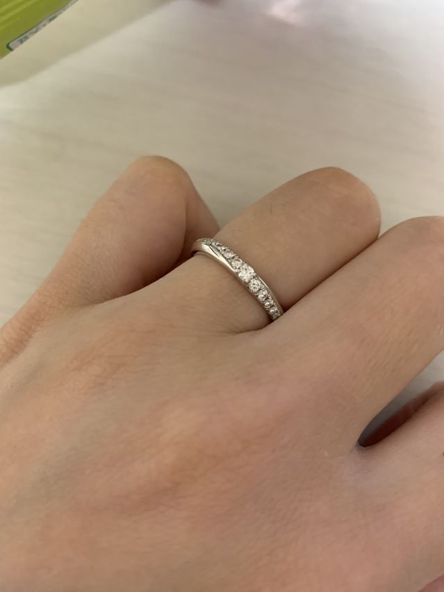 女性の指輪のイメージです。ダイアモンドの量が魅力です！