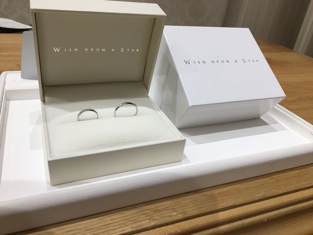 購入した指輪です。リングケースとボックスがついてきました。