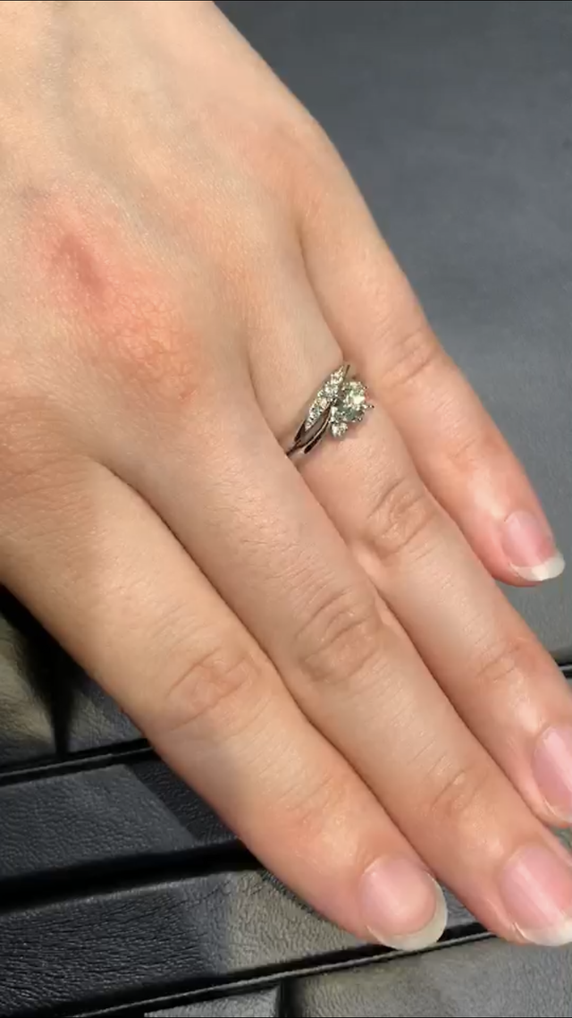 ウェーブが気に入り、結婚指輪と合わせました。