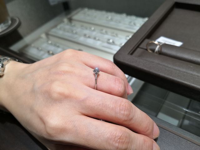 サイドのダイヤはオリオン座の形の爪になっていて可愛いです。