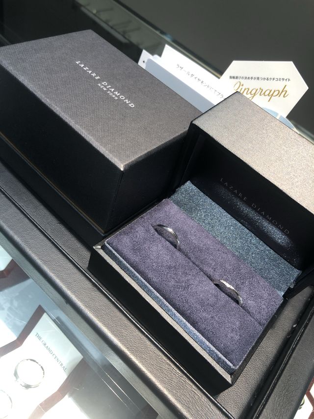 ハドソン。女性はダイヤが3石ついています。プラチナです。