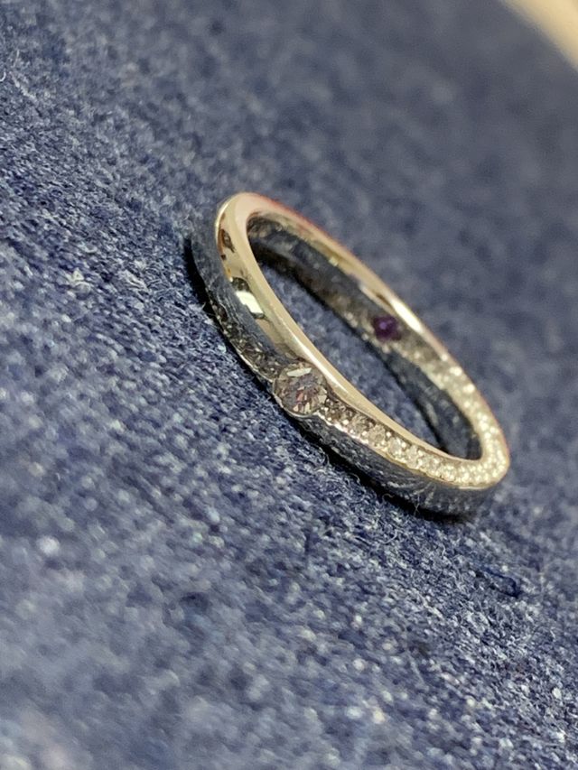 リングの中心にはダイヤモンド、内側に曜日石を。