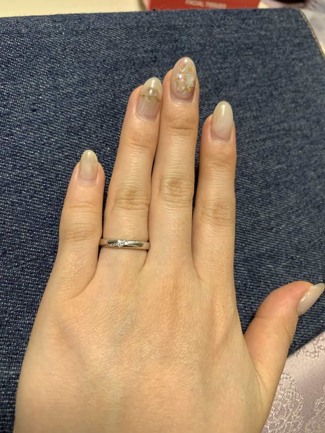 リングにある星の軌道は、ふたりが歩む道を表現している。