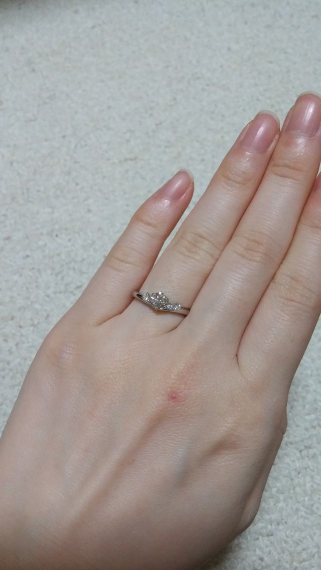 屋内の照明で斜め上からの撮影です