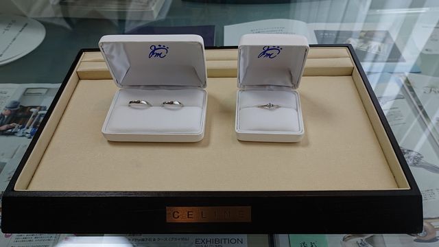 婚約指輪と結婚指輪をセットで着けられるようVラインにしました