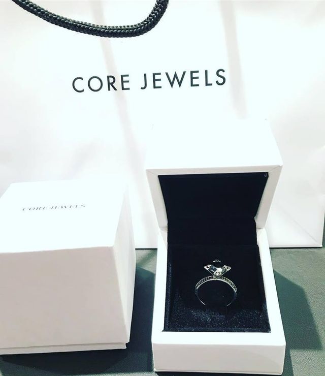 アダマスのエンゲージリング。あえてブラックダイヤを。