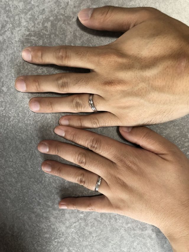 指輪を購入して、2人で付けました