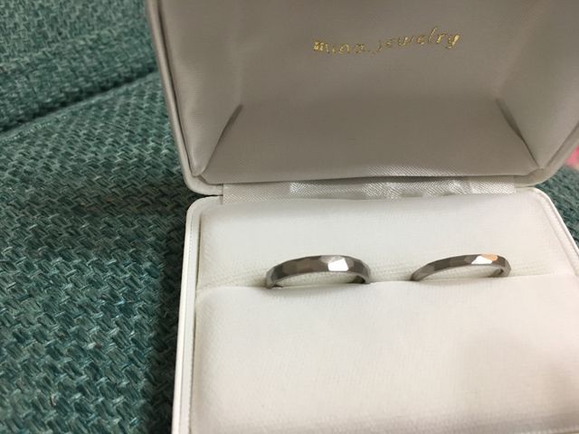 左が男性用。どちらもゴツゴツとしたデザイン