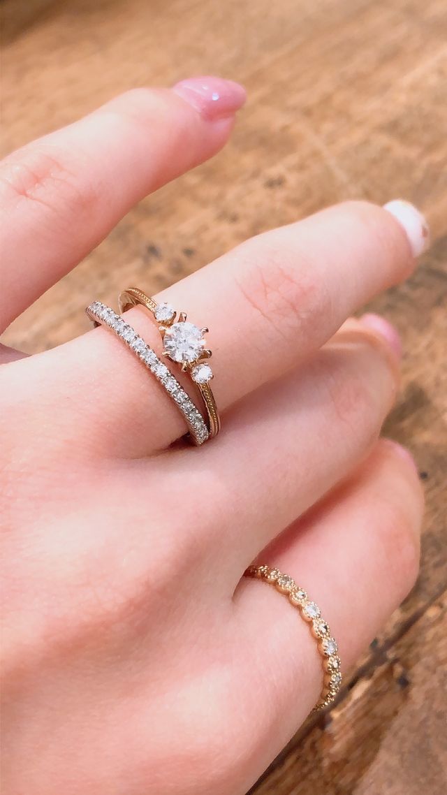 重ねづけを考えて結婚指輪の試着もさせてもらいました