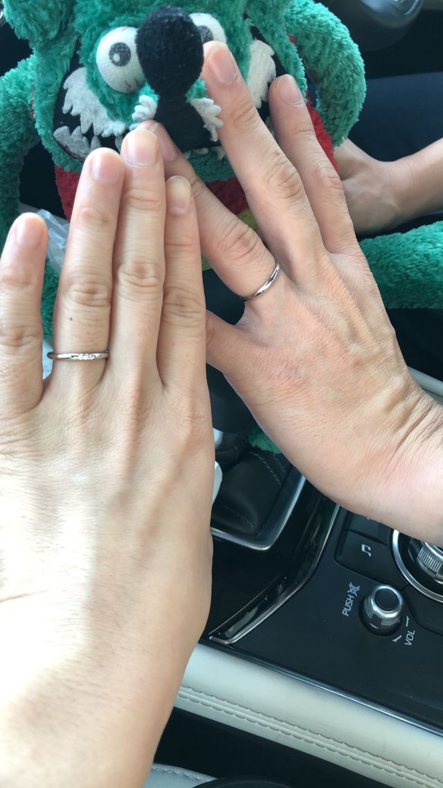 夫婦で2ミリ幅にしました。細身な為、指が細く綺麗に見えます！