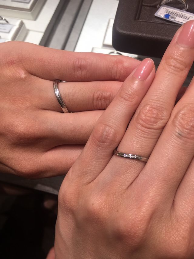 真ん中一周にミルグレインというデザインが入っている指輪です