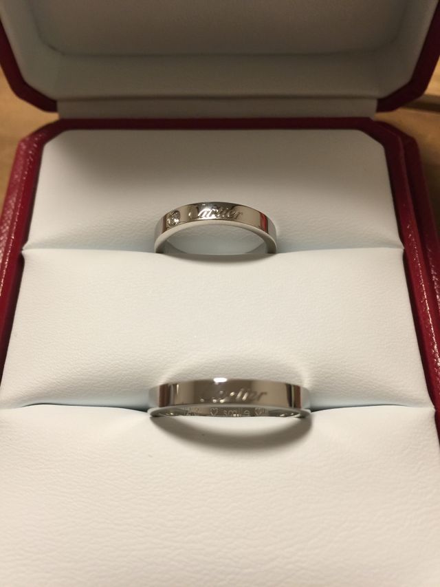 男女ペアです。
女性はダイヤが１つ入っています。