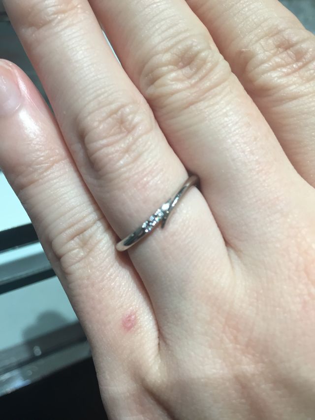  エピュレ 内側には青い石が入っています。