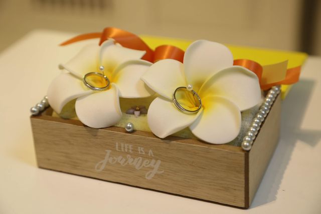 向かって右側が新郎のリング、左側が新婦のリング