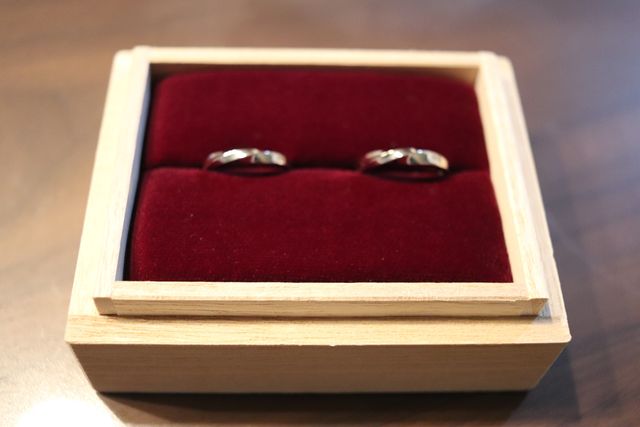 トップがクロスしていて1本の金ラインが埋め込まれています。