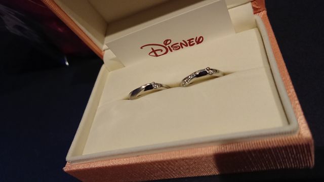 ミッキーモチーフがポイントで、ミッキーの顔はダイヤ一石