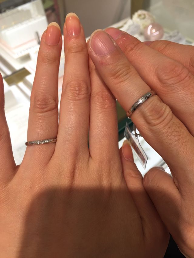 女性用はダイヤが斜めに入っていて、男性用はシンプルなものです