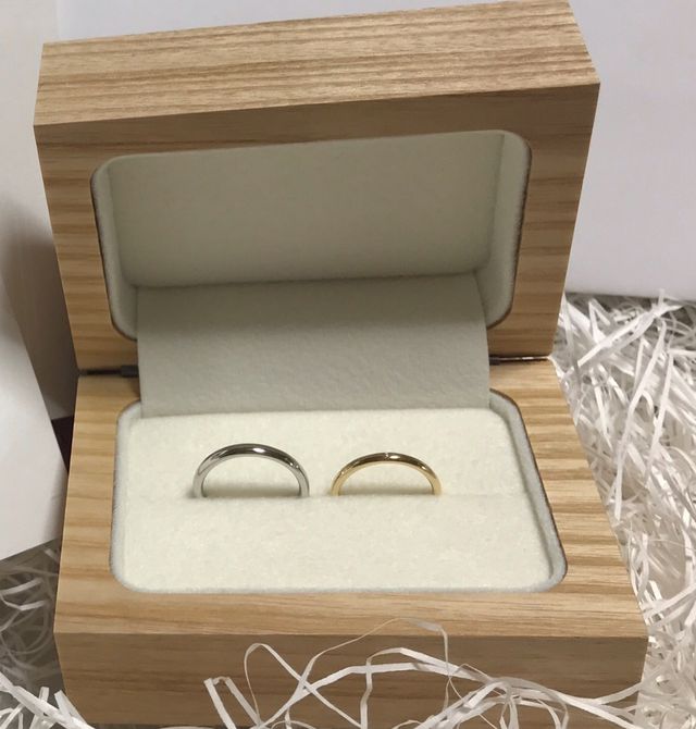 1番シンプルなデザインで、プラチナ・18Kゴールドの色違い