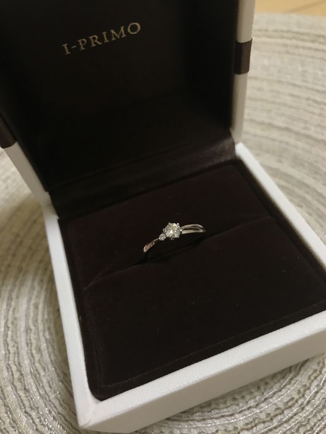 隣の小さなダイヤモンドもあり左右のデザインも違って可愛い