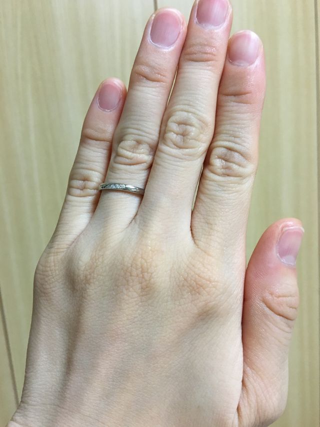キラキラ輝くダイヤと細いラインが美しいです！