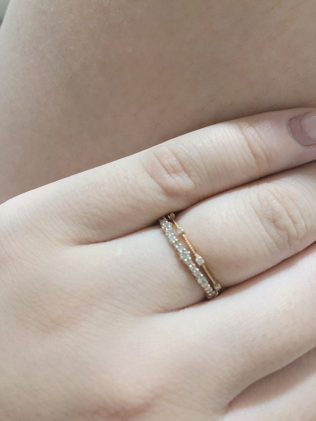 華奢なリングとキラキラリングの重ね付け