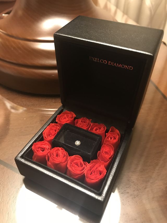 ダイヤモンドとバラのボックスでのプロポーズ。