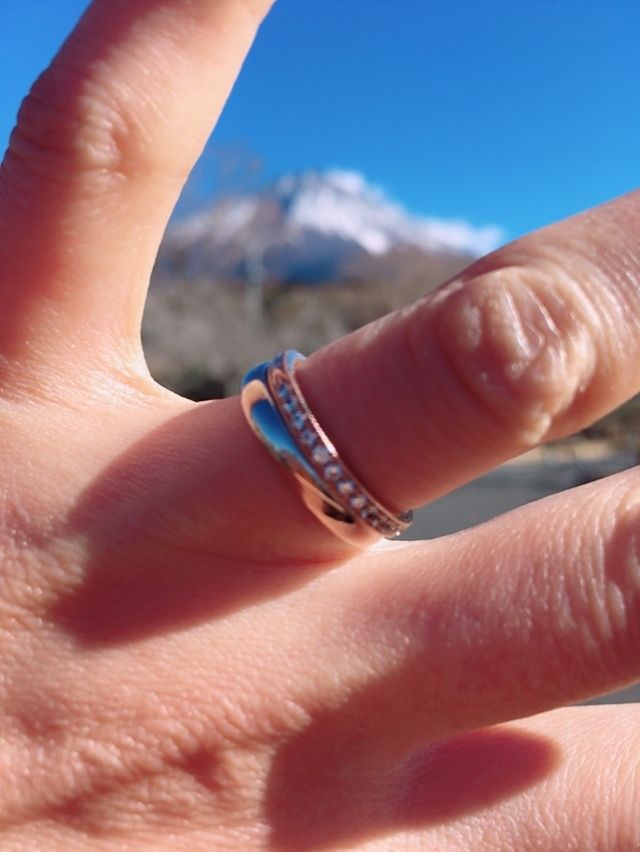 下が結婚指輪で、婚約指輪と一緒に着けている写真です