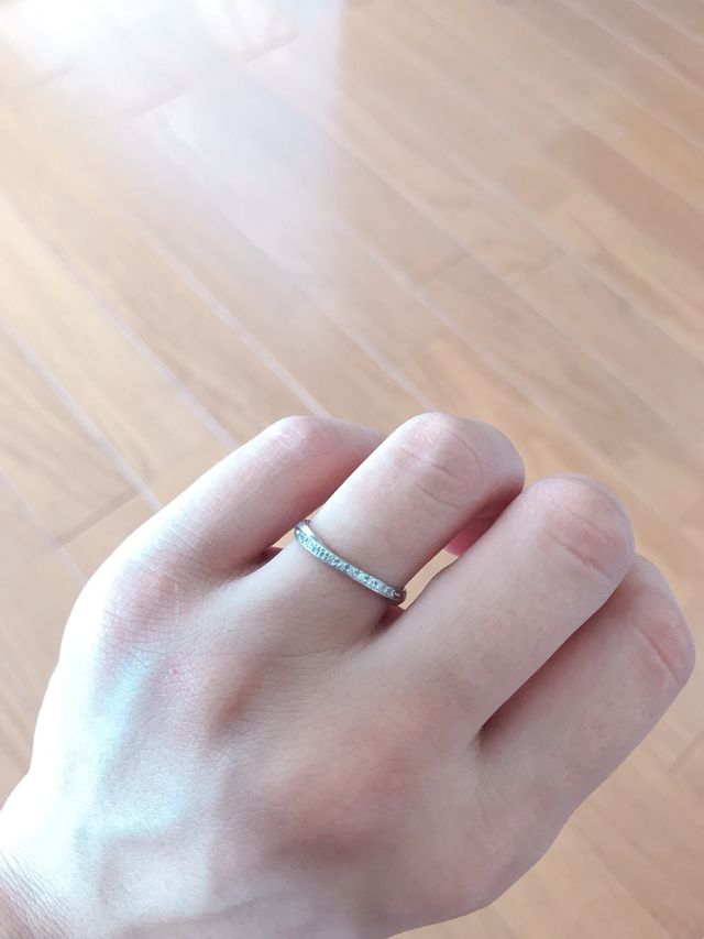 ストレートの指輪にクロスデザインのダイヤがとても素敵です。