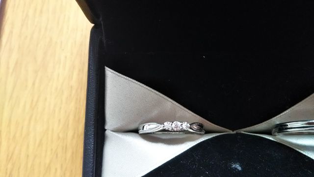 三つのダイヤが入っています。