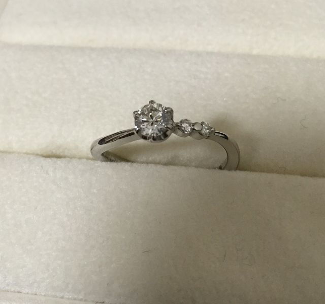 一粒ダイヤの横のメレダイヤがお気に入りです