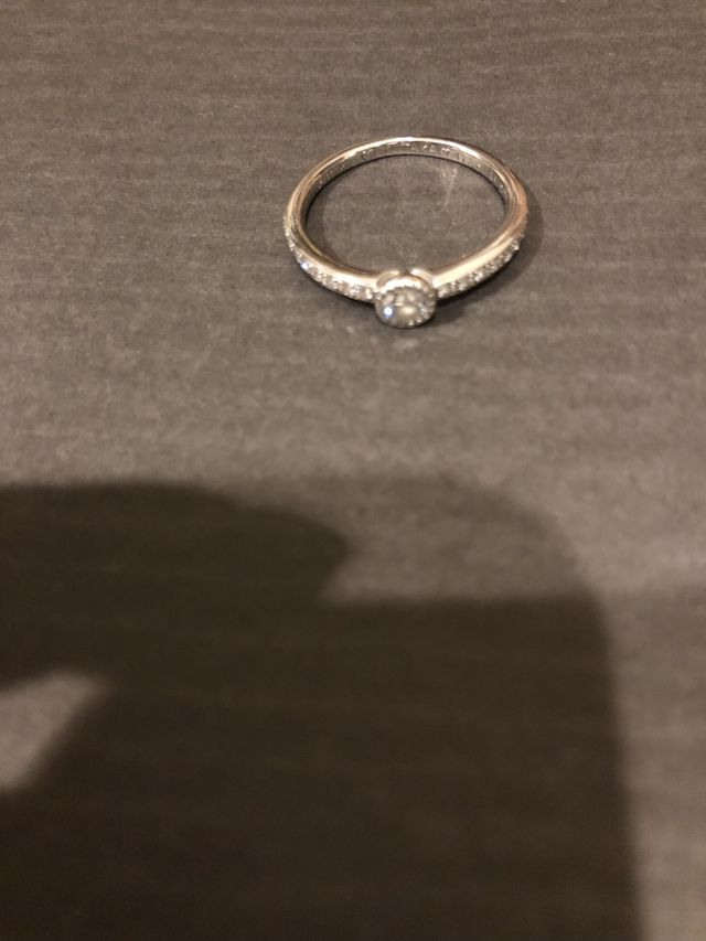 アンティークなデザインで時代を感じさせず一生付けられます