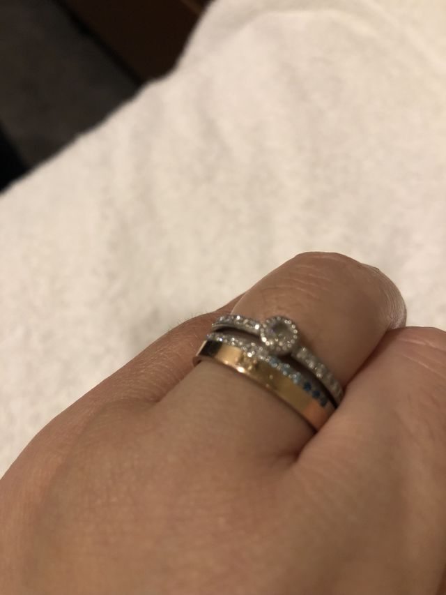 婚約指輪と結婚指輪を合うように結婚指輪といつも重ね付けです