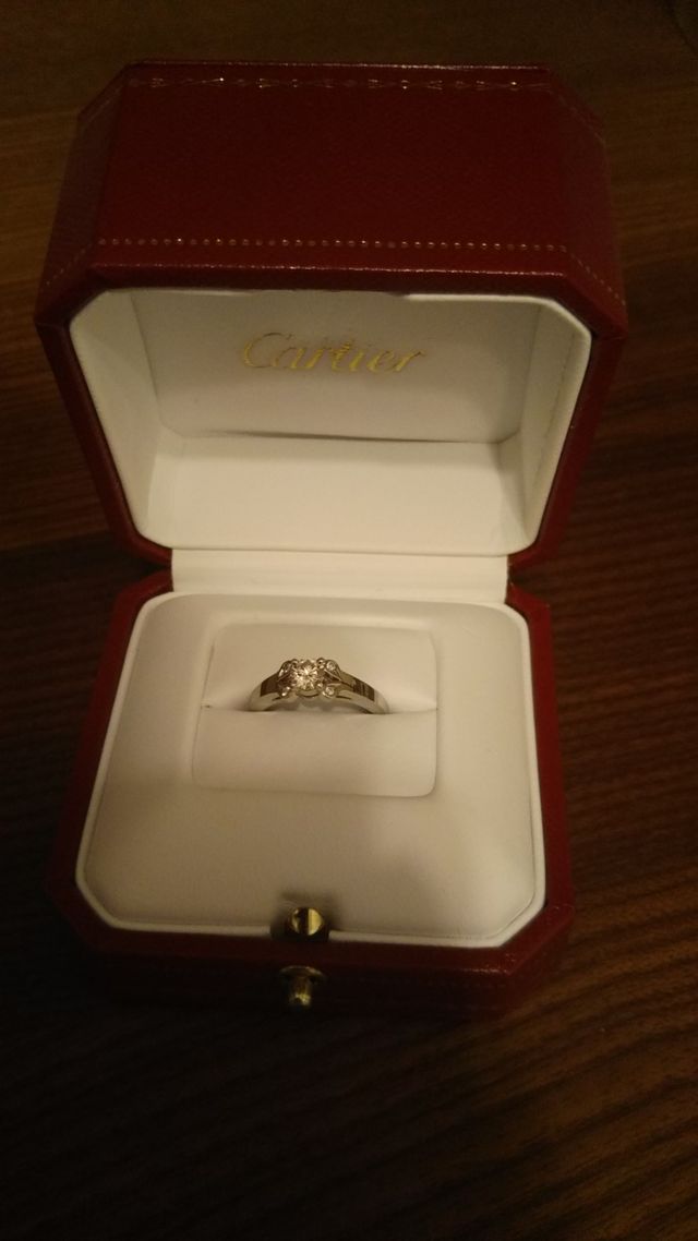 ボックスに入った状態での婚約指輪