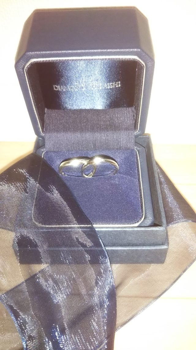 結婚指輪をボックスの中にしまっているときの写真です。