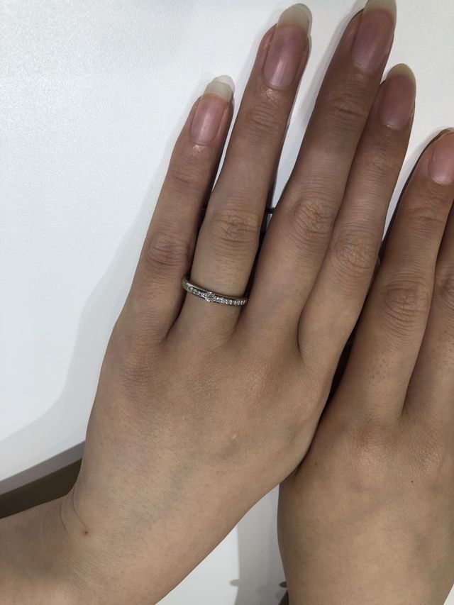 細身でハーフエタニティのようなデザイン。とても綺麗でした。