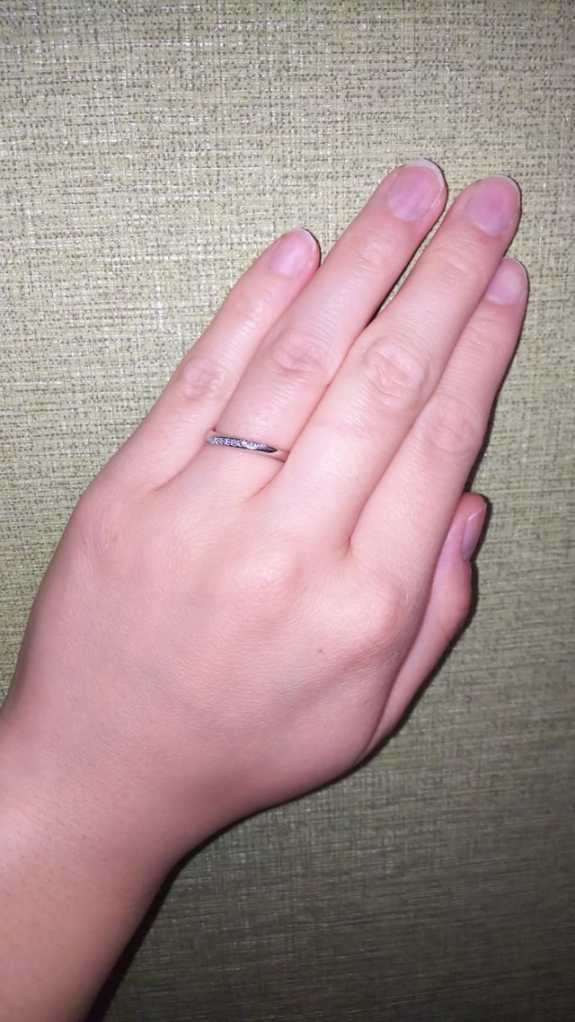 結婚指輪。小さいダイヤがいくつも敷き詰められている。