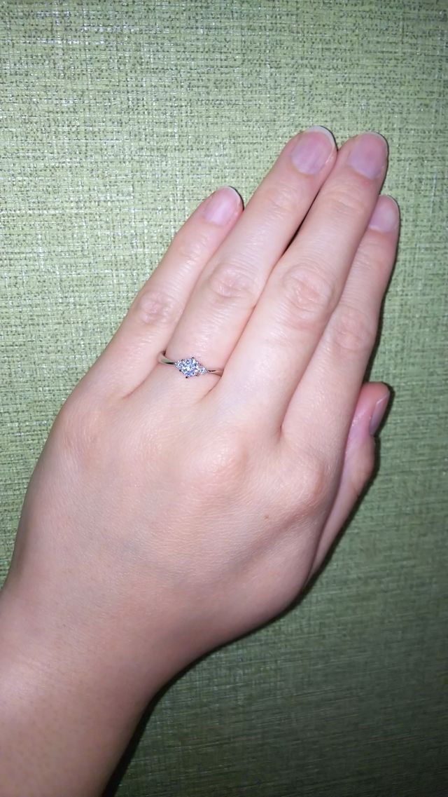 婚約指輪。中央のダイヤはオーダー。左右に小さいダイヤが2石。