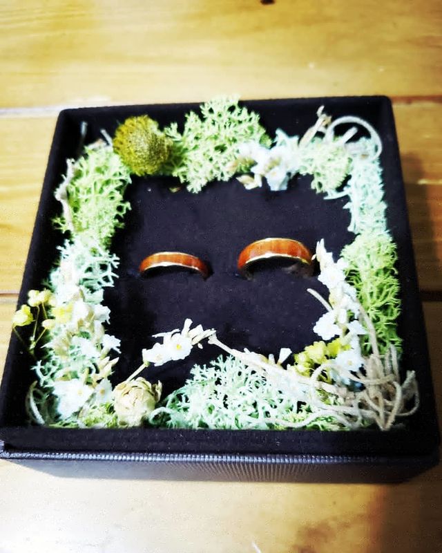 屋久杉の指輪。とても綺麗な仕上がりに夫婦揃って大満足です。