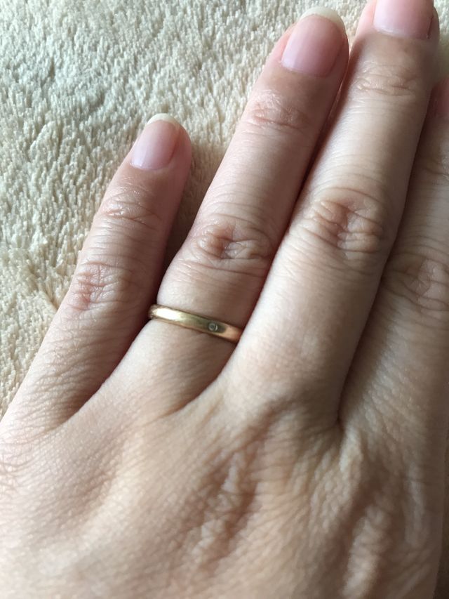 木目のようなシンプルなデザイン。色はピンクゴールド。