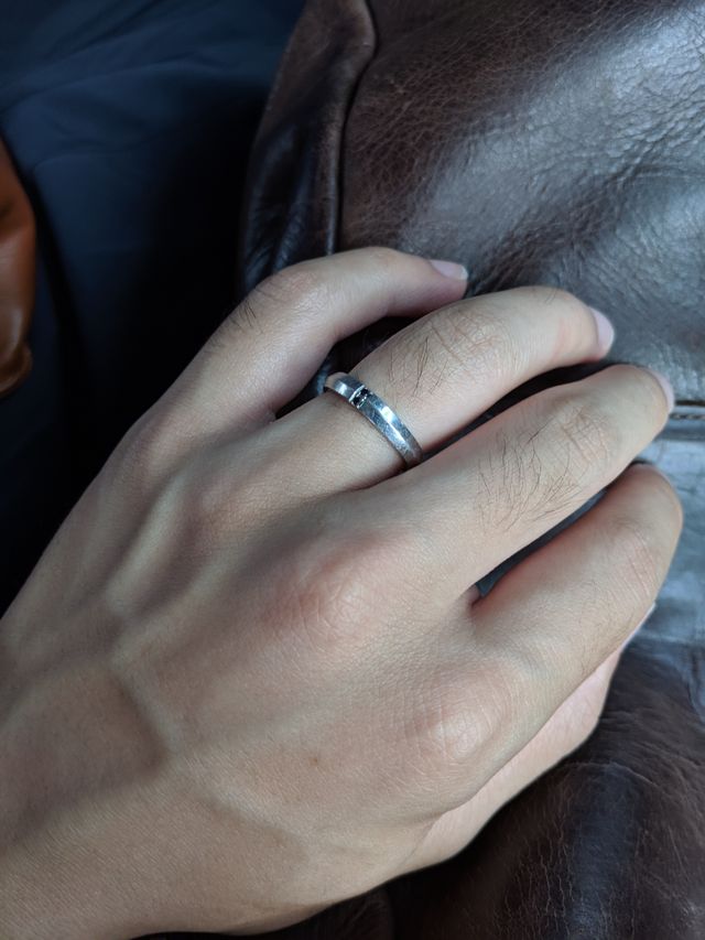 男性側のリング。ブラックダイヤモンド使用。