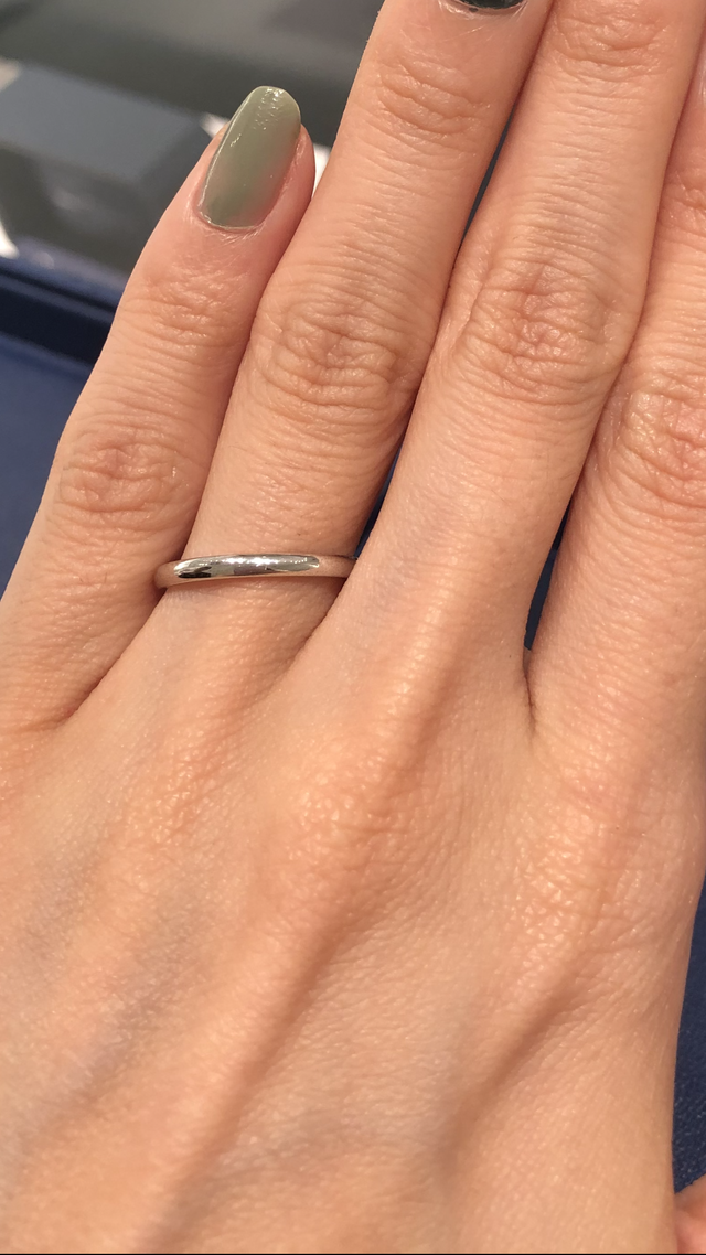 シンプルなプラチナのリング。細めで幅は2.0mm