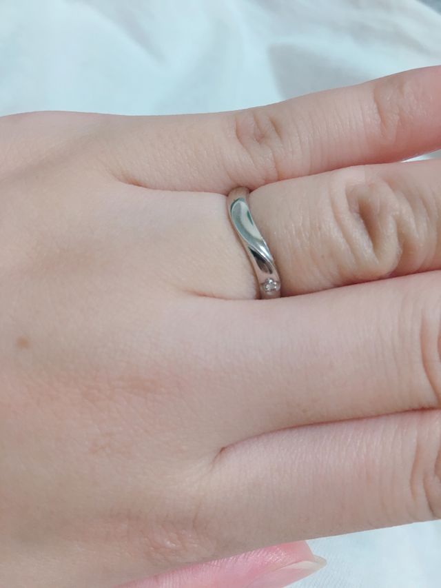 男性のと揃えるとハートになるデザインです。