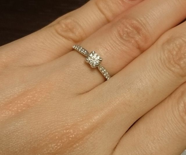 ラウンドカットのダイヤだが4点止めで四角く見えるのが印象的