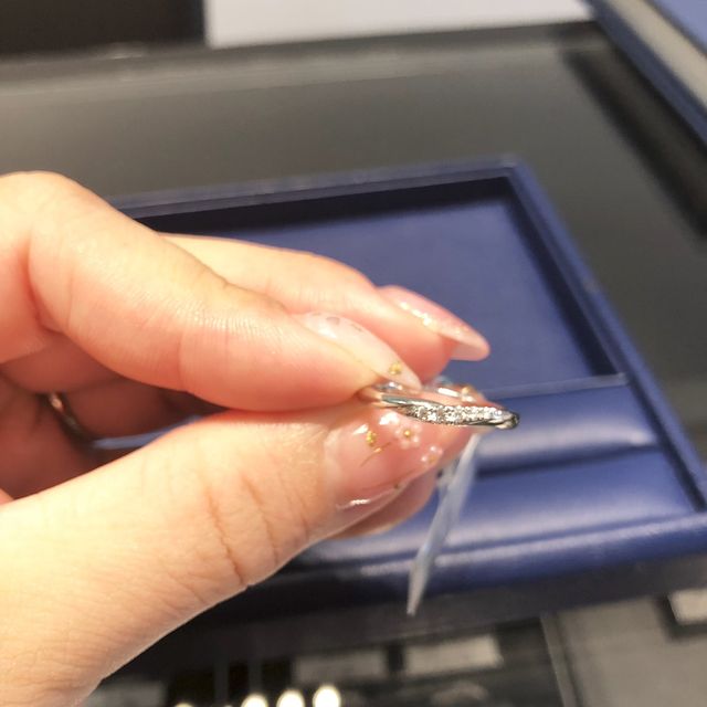 ダイヤが埋め込みではなく少し出ているので輝きが大きいです。